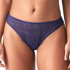 String En Dentelle