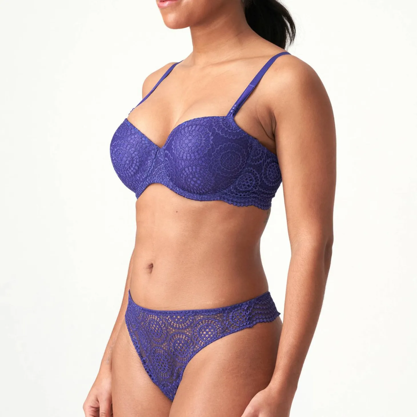 String En Dentelle