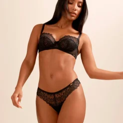 String En Dentelle